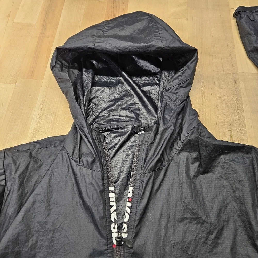 Nike SB Jacket Mens M Black Hooded Lightweight Windbreaker Packable Coat EUC